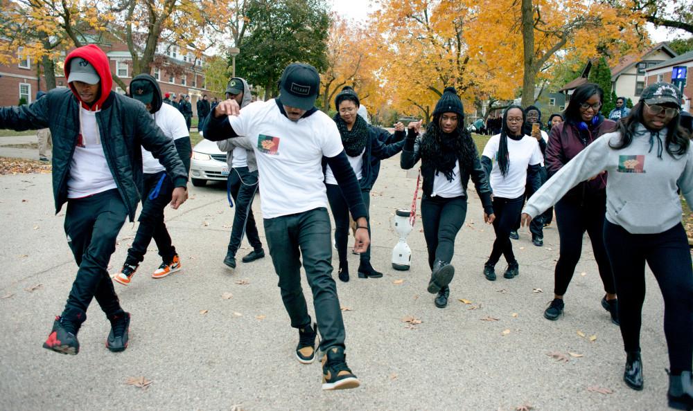黑人学生联合会在2017年游行中表演.