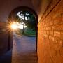 在莫尔斯-英格索尔大厅的拱形走道上，美丽的夕阳在闪烁.